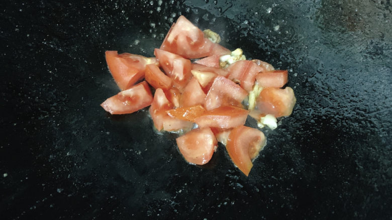 茄汁鲅鱼,加入番茄块炒出汁水