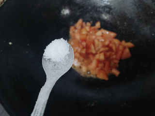 西红柿鸡蛋饺子,加盐适量调味