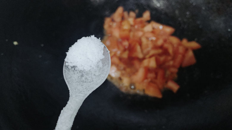 西红柿鸡蛋饺子,加盐适量调味