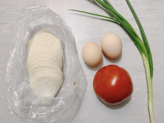 西红柿鸡蛋饺子,主要食材如图所示示意，饺子皮、鸡蛋、西红柿、葱