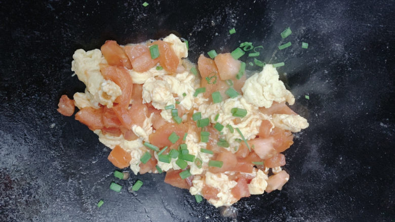 西红柿鸡蛋饺子,入锅中翻炒，可加适量葱花提香
