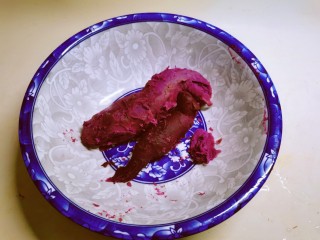 紫薯发糕,蒸熟取出去皮。