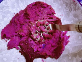 紫薯发糕,反复碾压。