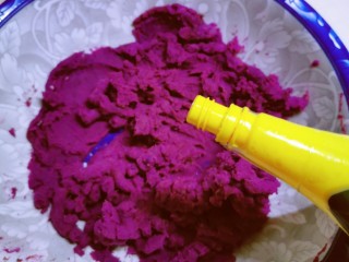 紫薯发糕,滴入几滴柠檬汁防氧化。