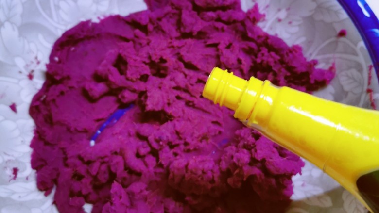 紫薯发糕,滴入几滴<a style='color:red;display:inline-block;' href='/shicai/ 919'>柠檬汁</a>防氧化。