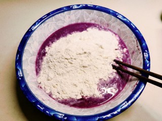 紫薯发糕,倒入中筋面粉。