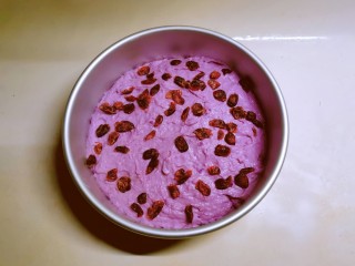 紫薯发糕,均匀分布蔓越莓干。