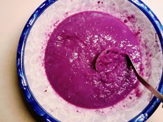 紫薯发糕,将酵母水倒入紫薯泥里，拌匀。