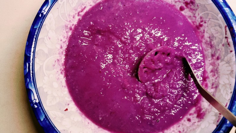 紫薯发糕,将酵母水倒入紫薯泥里，拌匀。