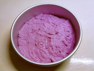 紫薯发糕,将紫薯面糊倒入8寸蛋糕模具。