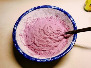 紫薯发糕,搅拌成糊状，按实际情况调整水量和面粉用量。
