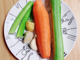 黄瓜炒胡萝卜,准备好胡萝卜、黄瓜、葱姜蒜。