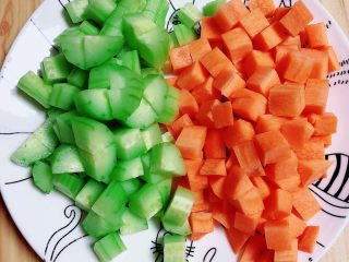 黄瓜炒胡萝卜,蔬菜切丁待用。