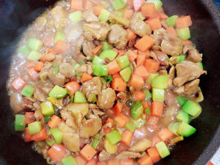 黄瓜炒胡萝卜,炒好入味后，即可出锅了。