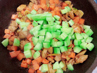 黄瓜炒胡萝卜,加入黄瓜丁，翻炒均匀。