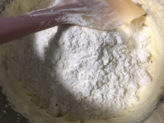奶油原味曲奇,过筛加入面粉。