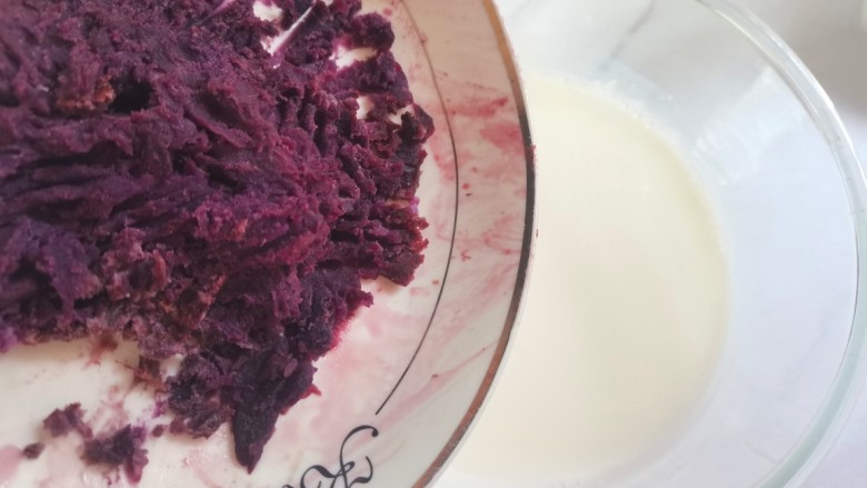 紫薯布丁,倒入牛奶中搅匀