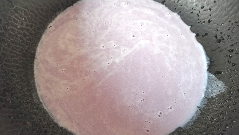 紫薯布丁,过滤好的牛奶倒入锅中