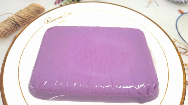 紫薯布丁,冻住倒扣盘中