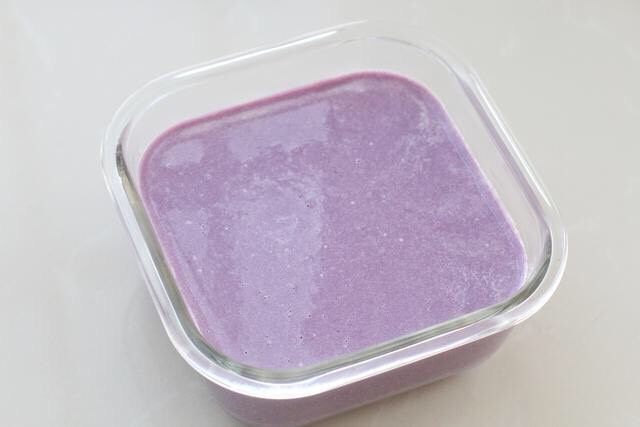 紫薯布丁,取一个玻璃碗或适量大小的模具，在底部铺上一张油纸，四周涂抹一层食用油。将紫薯牛奶倒入容器中，放进冰箱冷藏四小时以上时间。