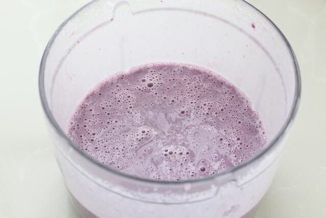 紫薯布丁,将煮好的牛奶和紫薯泥一同放进料理机中，打成细腻顺滑的紫薯牛奶浆，想要追求成品更细腻的效果可以过一遍筛。