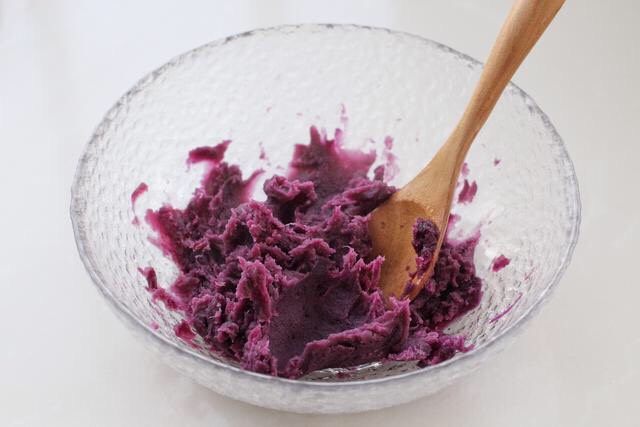 紫薯布丁,取出蒸好的紫薯加入<a style='color:red;display:inline-block;' href='/shicai/ 10588'>糖</a>，碾压成紫薯泥备用。
