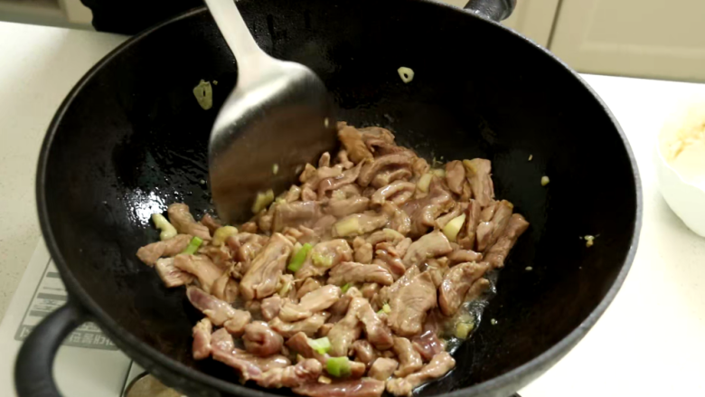 尖椒肉丝,接着倒入腌制好的肉丝炒至8分熟，撒入一点点盐，一勺生抽