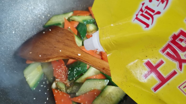 黄瓜炒胡萝卜,加入适量的鸡精翻炒均匀即可出锅
