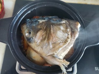 鱼头豆腐煲,鱼头盖在豆腐上面