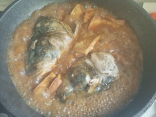 鱼头豆腐煲,由于砂锅太小了，两个鱼头放不下，所以又转到大锅里面中火炖十分钟
