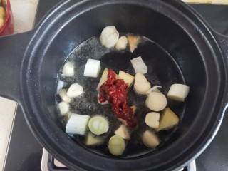 鱼头豆腐煲,加入一勺豆瓣酱，翻炒均匀
