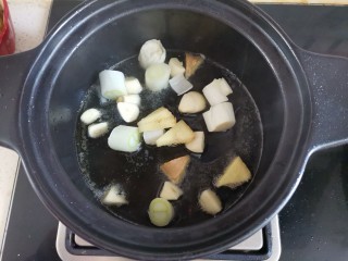 鱼头豆腐煲,砂锅里加入适量的油，下入葱姜蒜，爆香