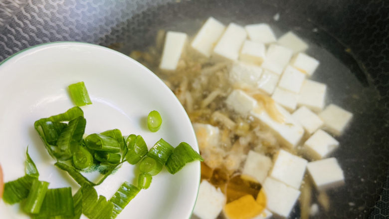榨菜豆腐汤,入葱花