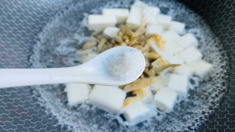 榨菜豆腐汤,根据个人口味加入适量盐