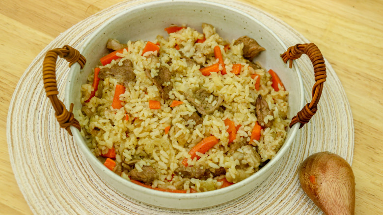 羊肉抓饭,揭开锅盖后把米饭上下翻匀即可出锅