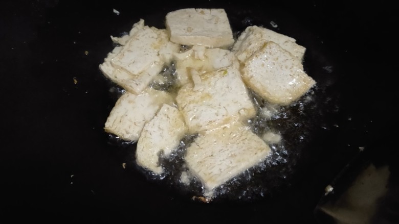 油豆腐炒白菜,煎制两面呈金黄色