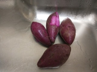 紫薯发糕,紫薯洗干净
