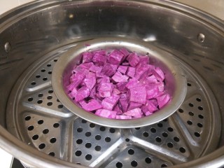 紫薯发糕,放入蒸锅蒸熟。