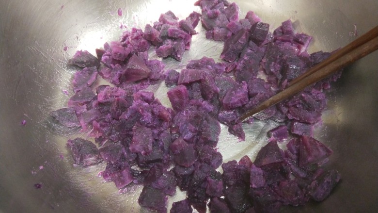 紫薯发糕,蒸好的紫薯倒入大盆中。