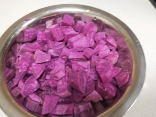 紫薯发糕,装入盆中。
