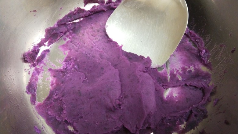 紫薯发糕,在压成紫薯泥。