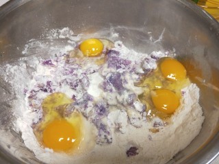 紫薯发糕,打入四个鸡蛋。