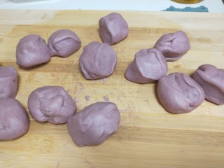 紫薯发糕,揉搓手膜切成小剂子。