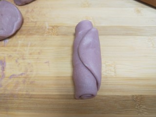 紫薯发糕,卷成卷，在擀，在卷。