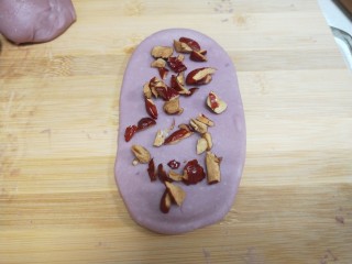 紫薯发糕,撒上一层在卷成卷。