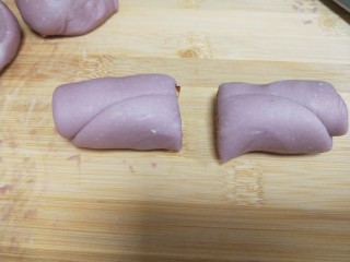 紫薯发糕,中间切成两段。