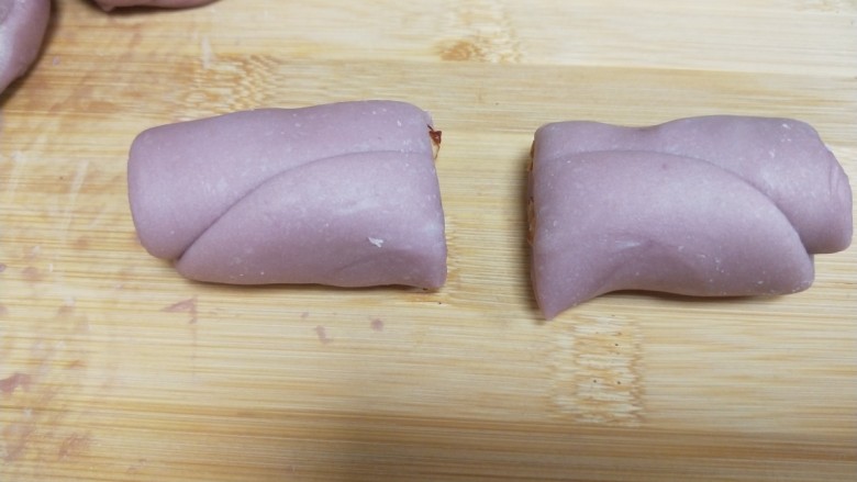 紫薯发糕,中间切成两段。