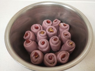 紫薯发糕,盆中刷均匀油。
