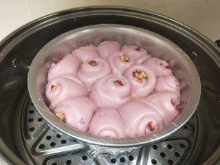 紫薯发糕,发起两倍大封上保鲜膜。