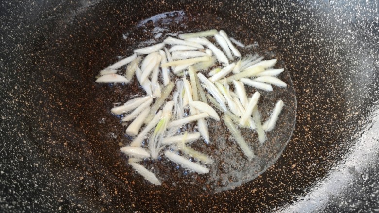 尖椒肉丝,锅里继续倒油烧热，下入姜蒜丝炒香。